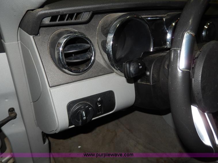 image for item D8133 2006 Ford Mustang