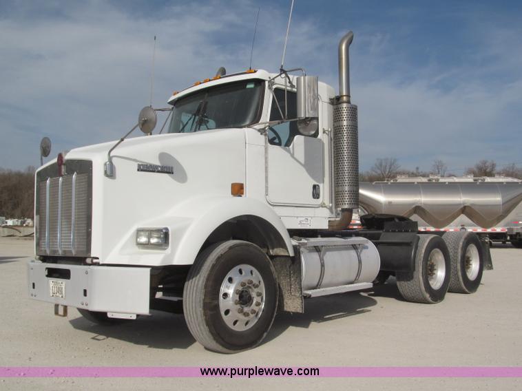 image for item B5481 2007 Kenworth T800 semi truck