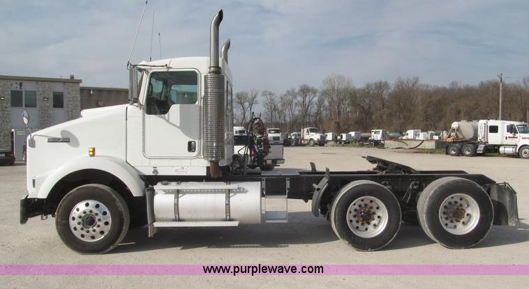 image for item B5481 2007 Kenworth T800 semi truck