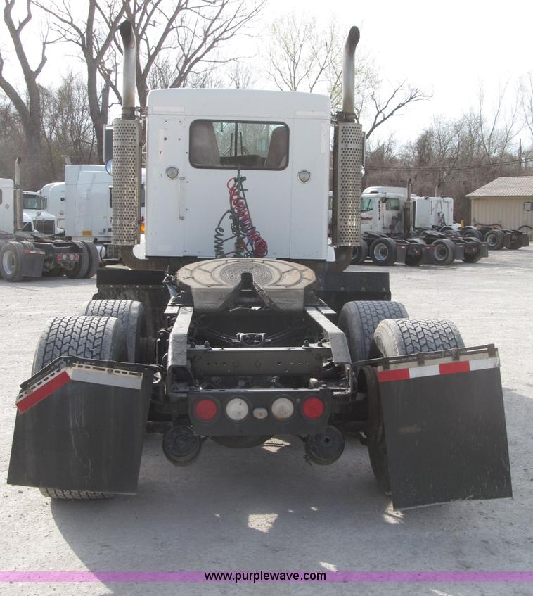 image for item B5481 2007 Kenworth T800 semi truck