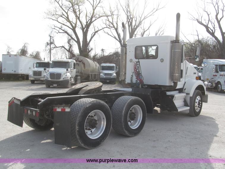 image for item B5481 2007 Kenworth T800 semi truck