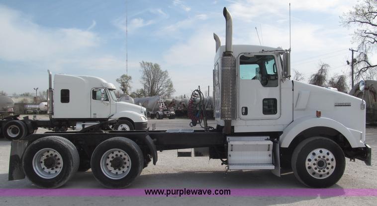 image for item B5481 2007 Kenworth T800 semi truck