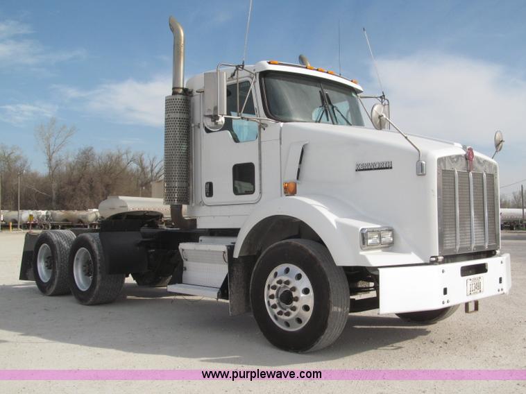 image for item B5481 2007 Kenworth T800 semi truck