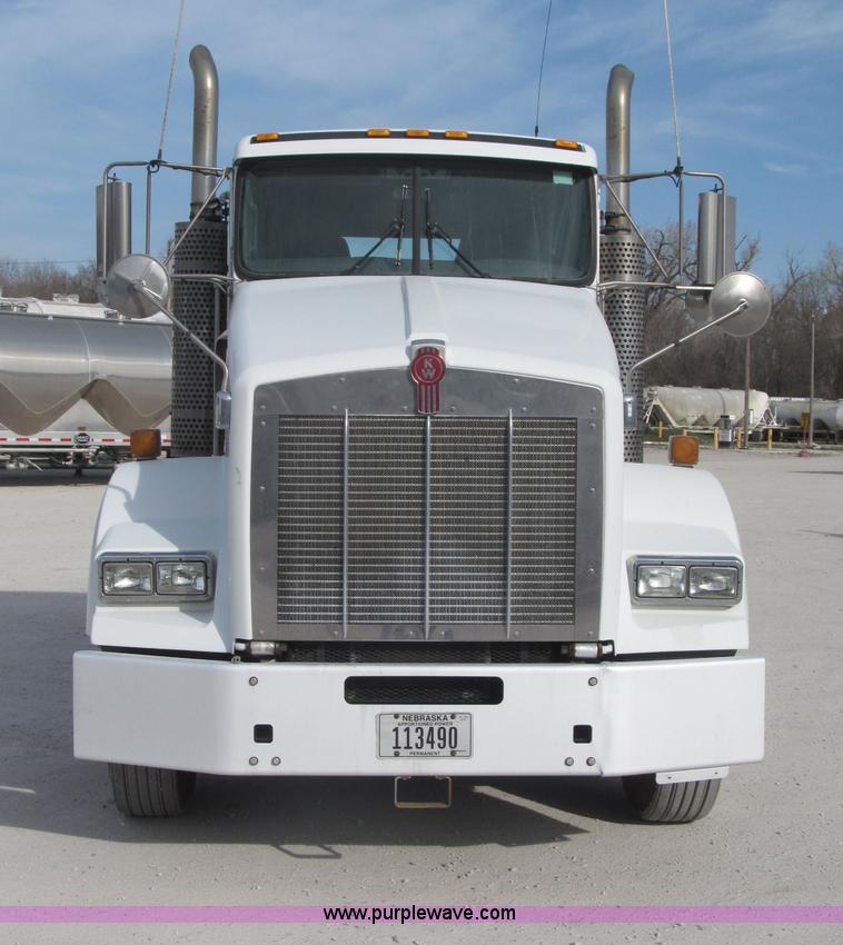 image for item B5481 2007 Kenworth T800 semi truck