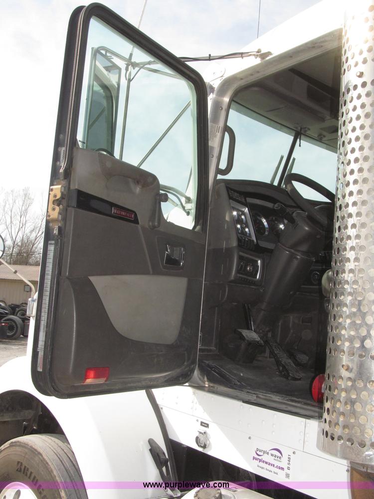 image for item B5481 2007 Kenworth T800 semi truck