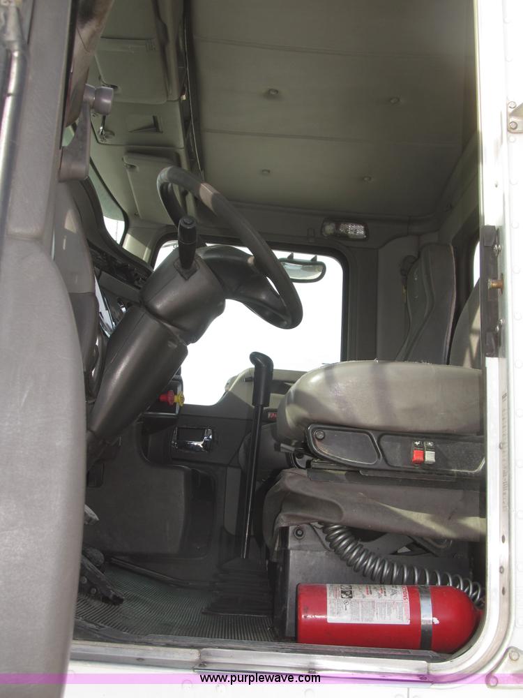 image for item B5481 2007 Kenworth T800 semi truck