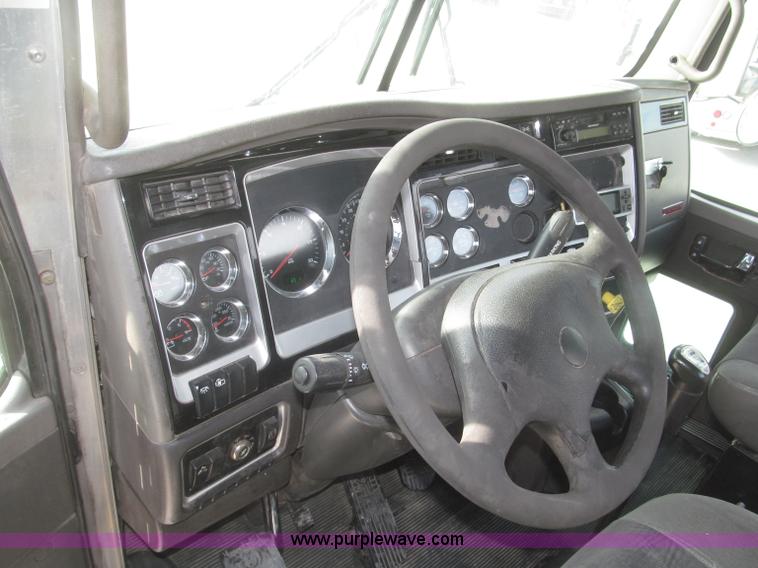 image for item B5481 2007 Kenworth T800 semi truck