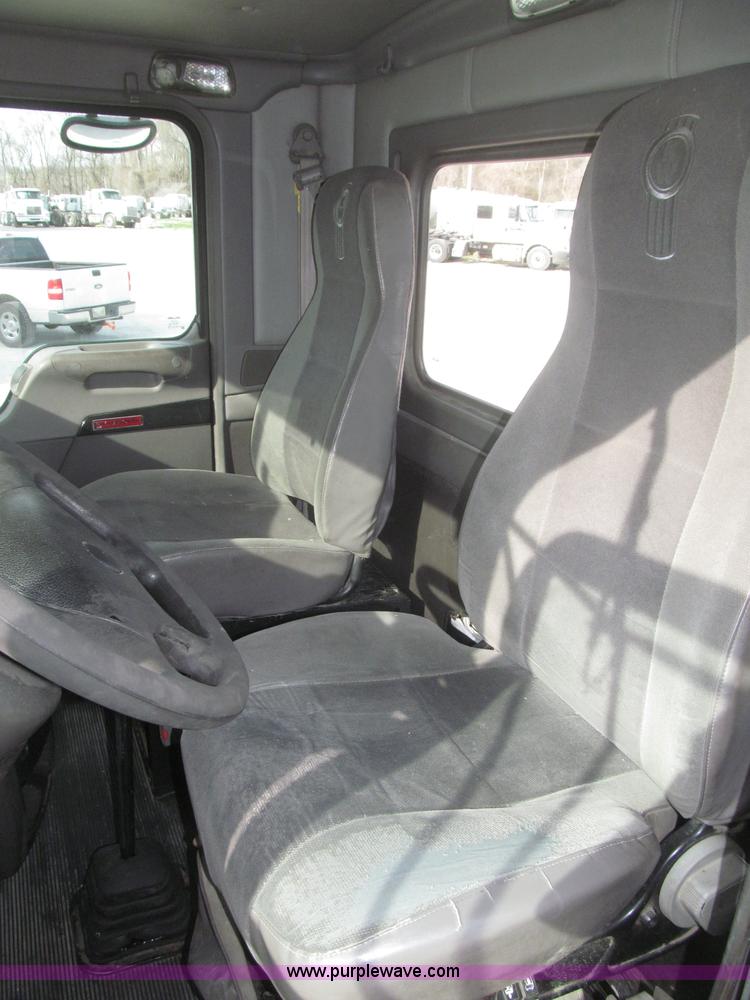 image for item B5481 2007 Kenworth T800 semi truck