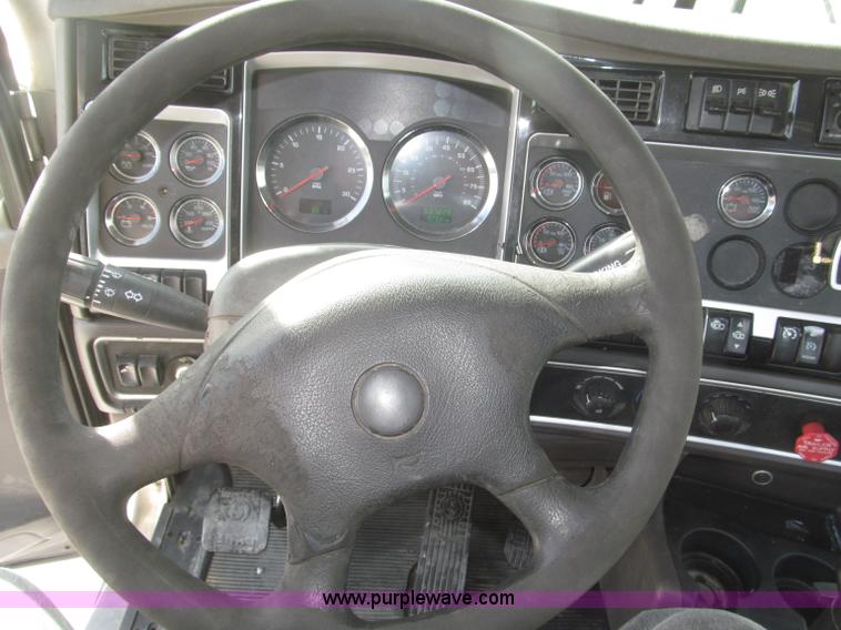 image for item B5481 2007 Kenworth T800 semi truck