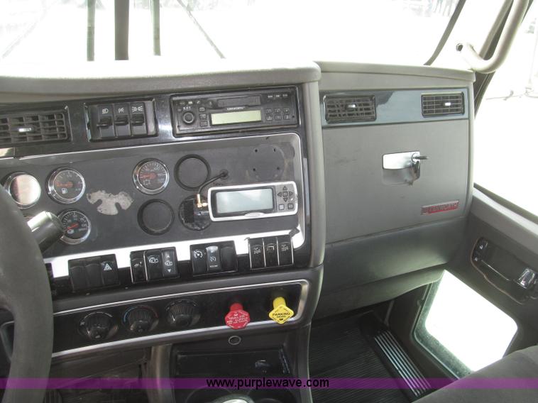 image for item B5481 2007 Kenworth T800 semi truck
