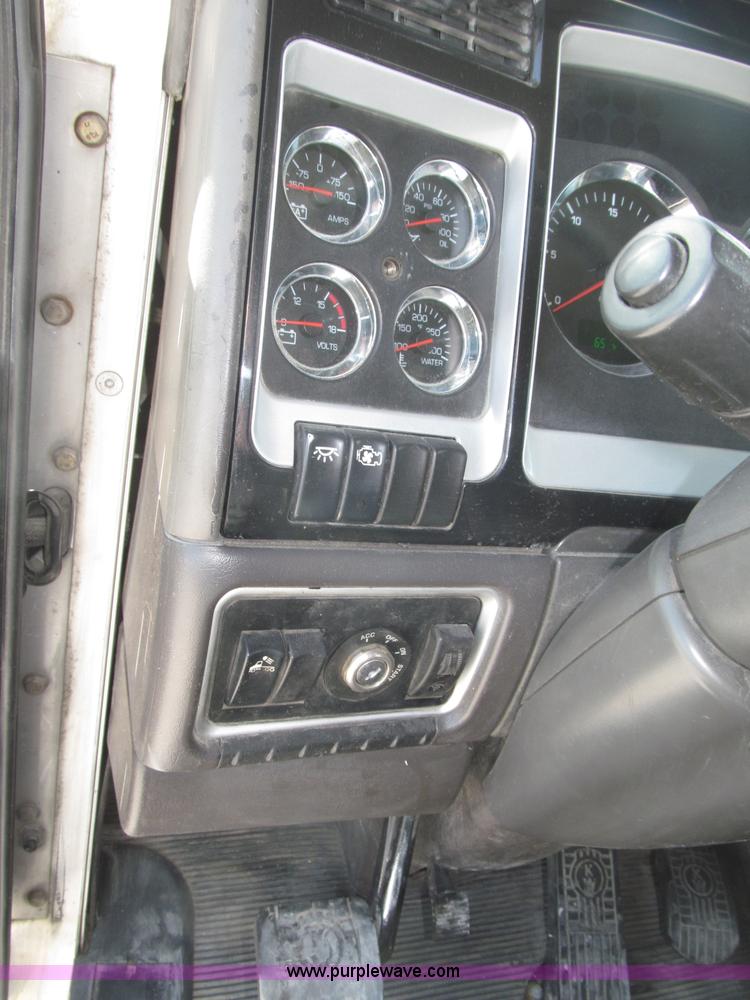 image for item B5481 2007 Kenworth T800 semi truck