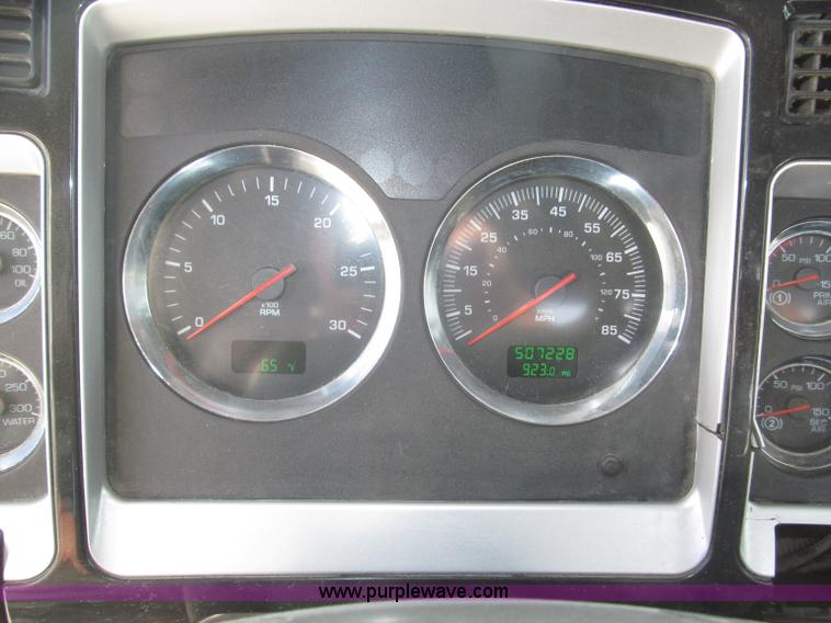 image for item B5481 2007 Kenworth T800 semi truck