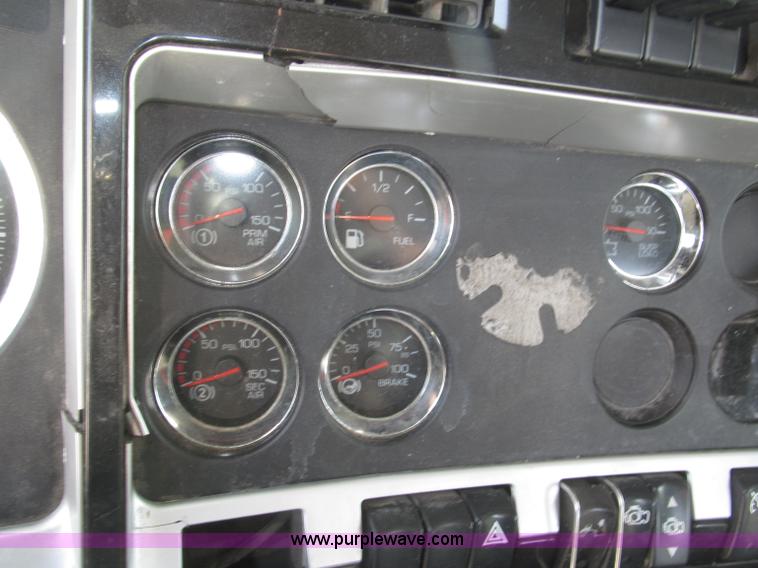 image for item B5481 2007 Kenworth T800 semi truck