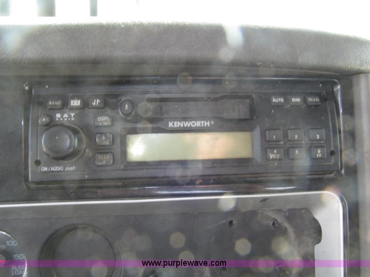 image for item B5481 2007 Kenworth T800 semi truck