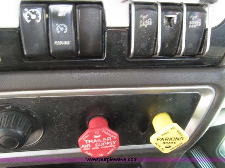 image for item B5481 2007 Kenworth T800 semi truck