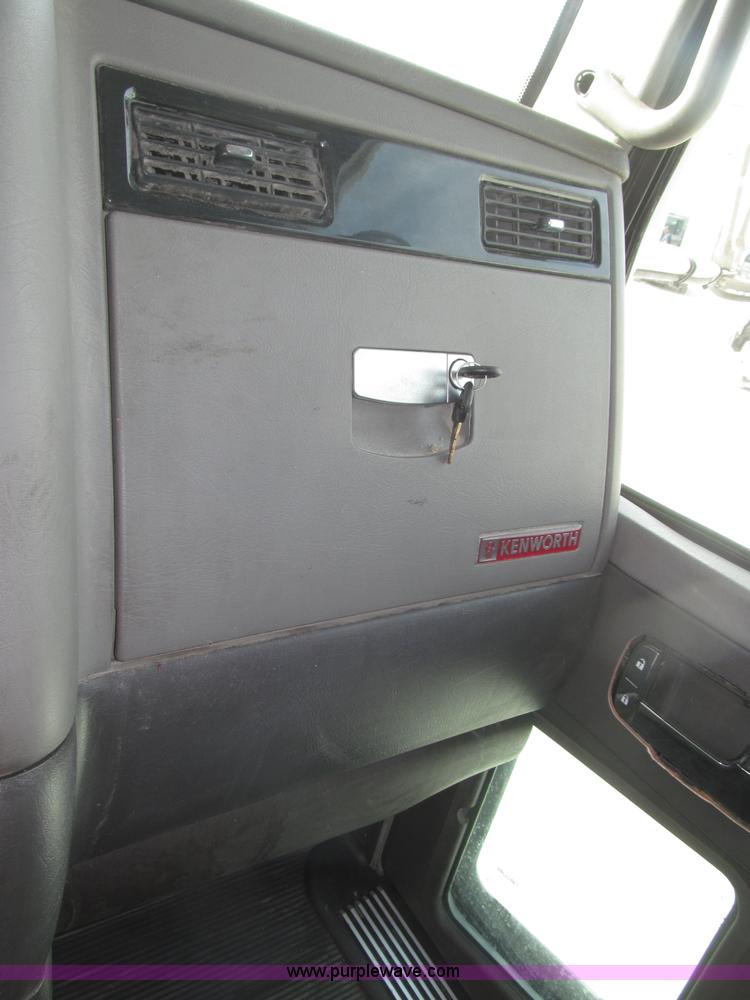 image for item B5481 2007 Kenworth T800 semi truck