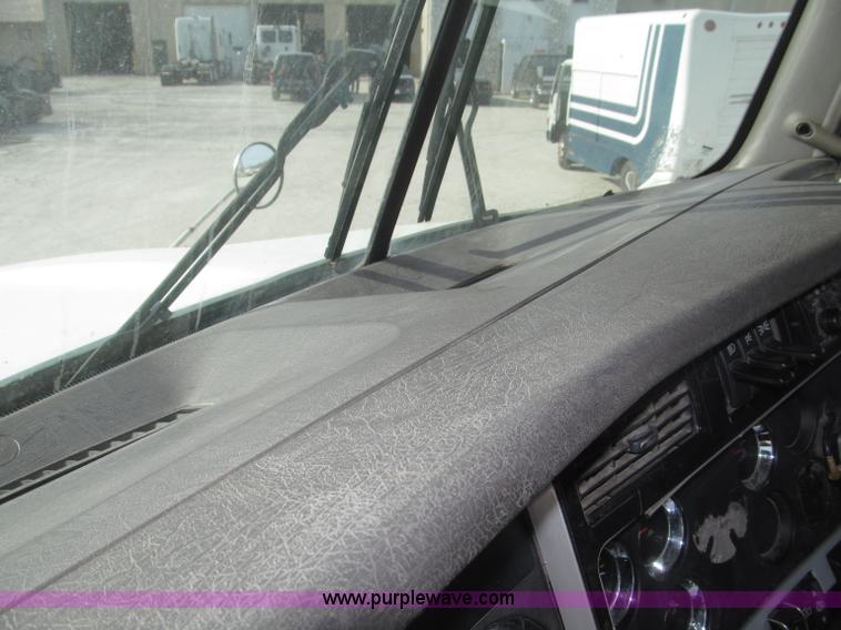 image for item B5481 2007 Kenworth T800 semi truck