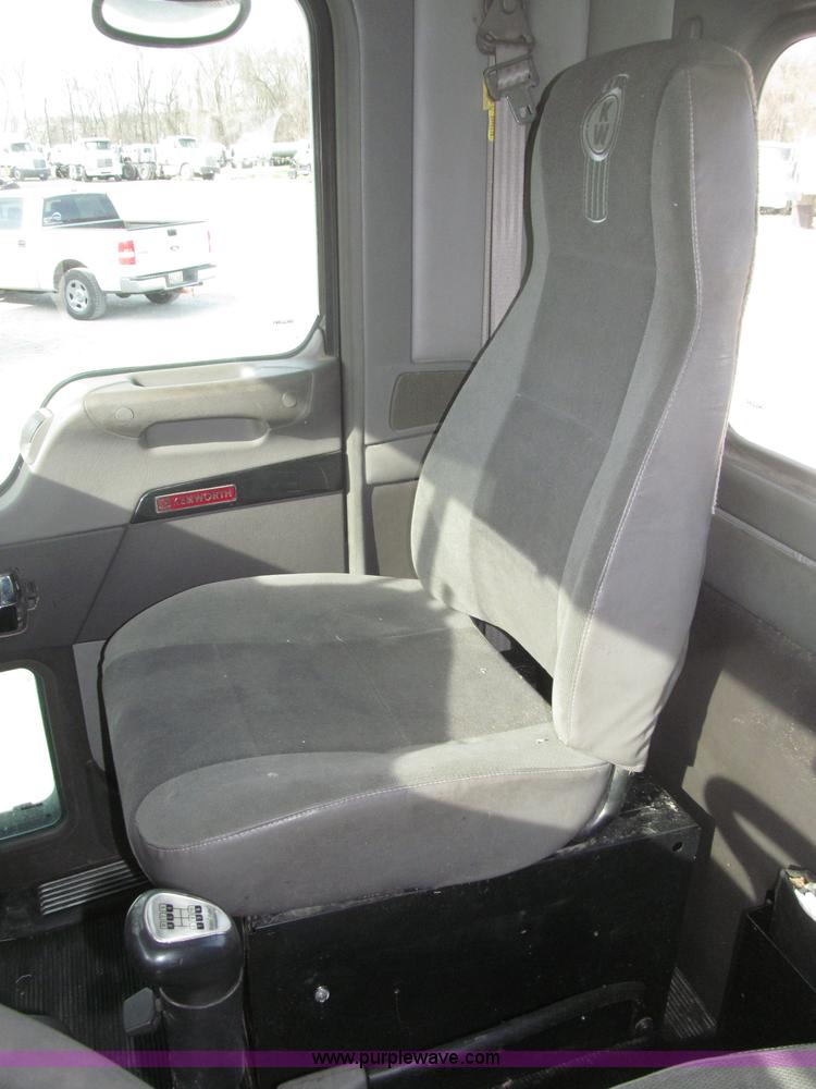 image for item B5481 2007 Kenworth T800 semi truck