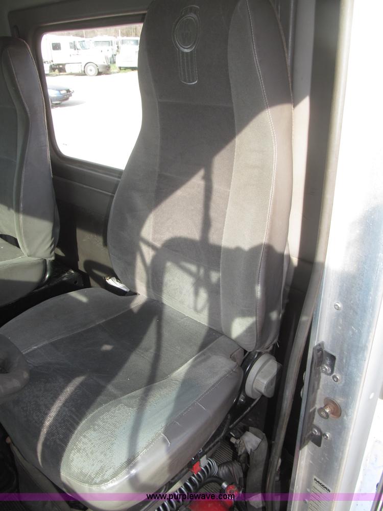 image for item B5481 2007 Kenworth T800 semi truck