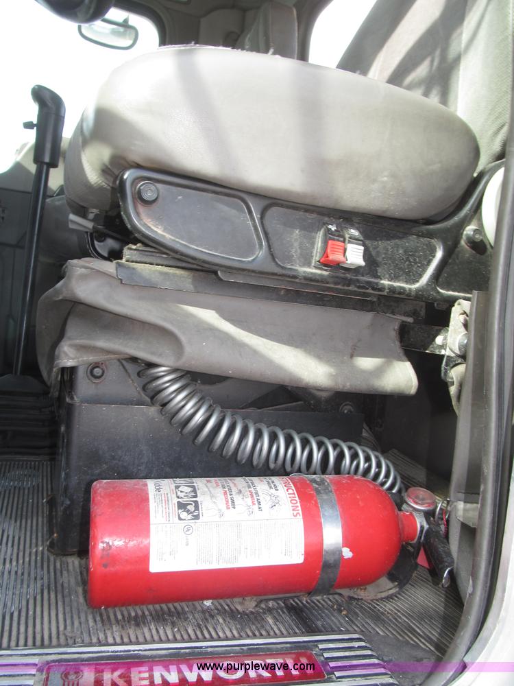 image for item B5481 2007 Kenworth T800 semi truck