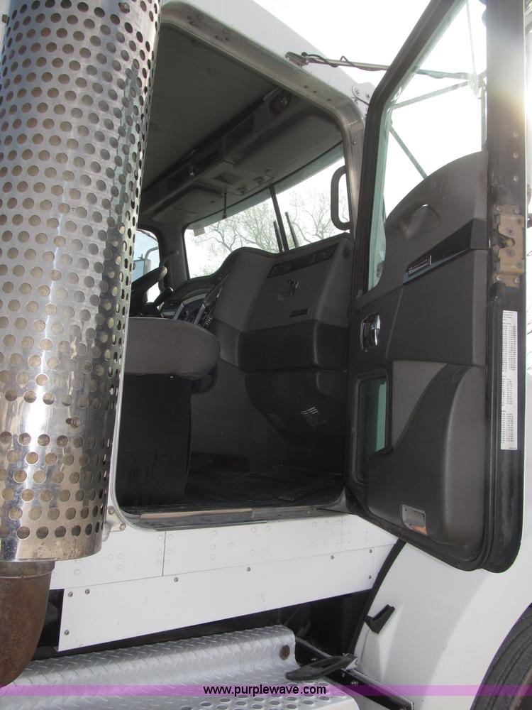 image for item B5481 2007 Kenworth T800 semi truck