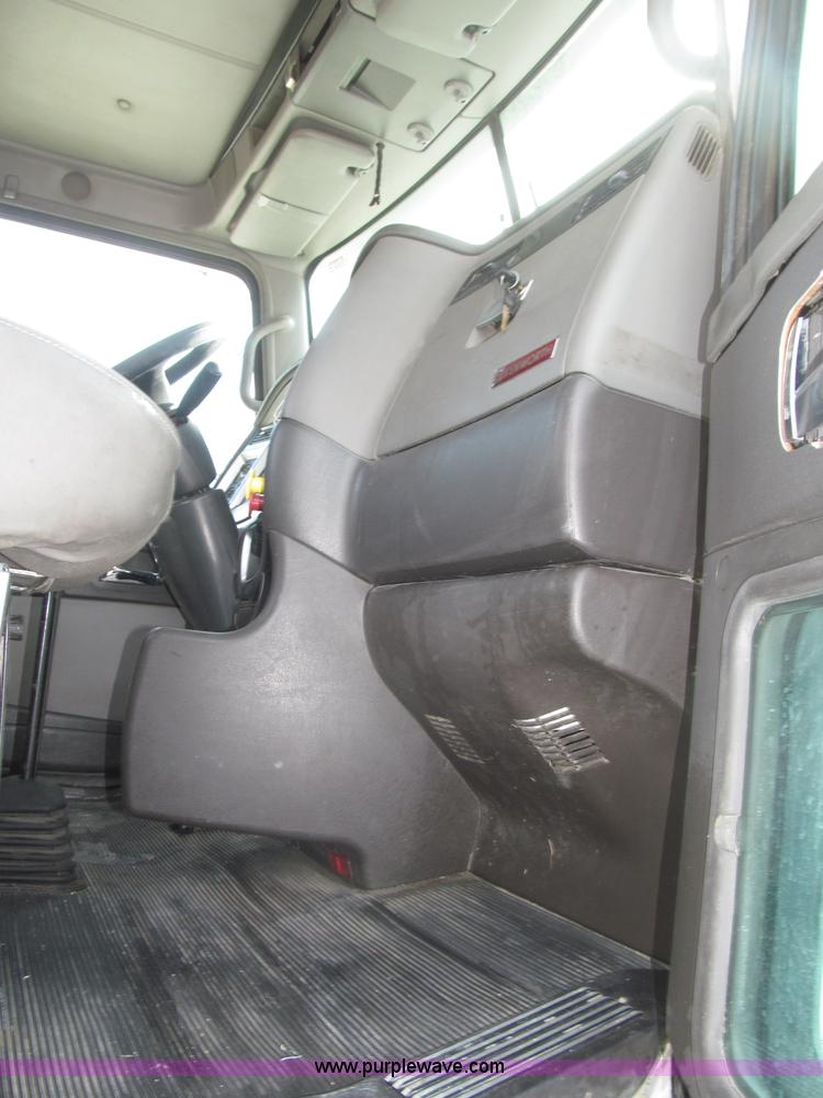 image for item B5481 2007 Kenworth T800 semi truck