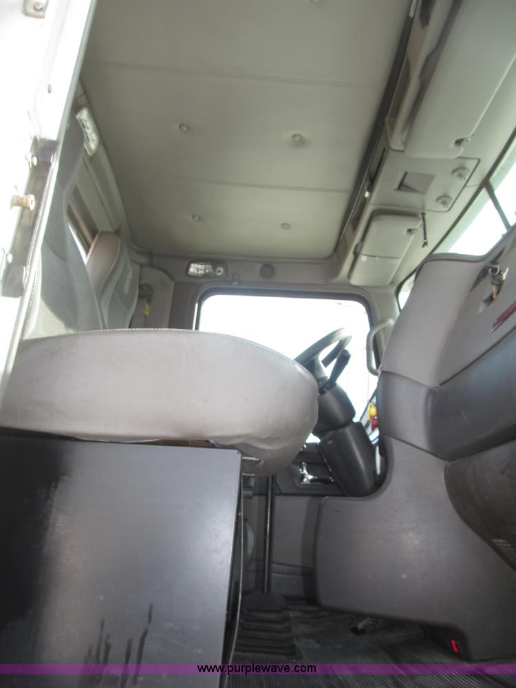 image for item B5481 2007 Kenworth T800 semi truck