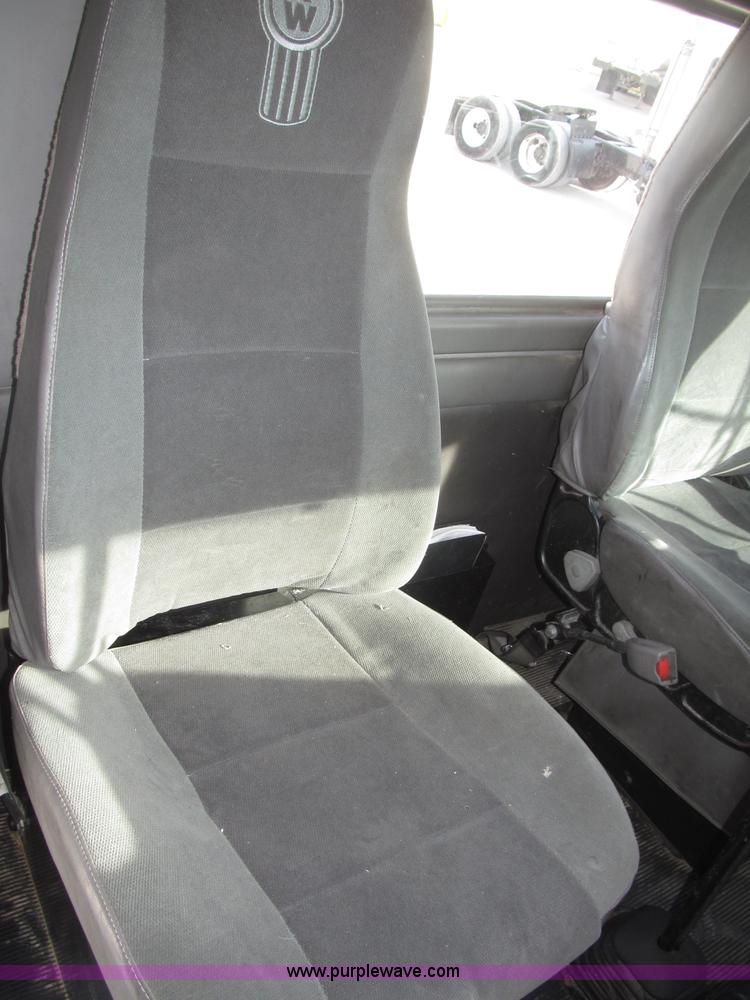 image for item B5481 2007 Kenworth T800 semi truck