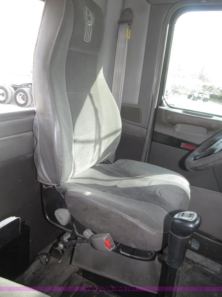 image for item B5481 2007 Kenworth T800 semi truck