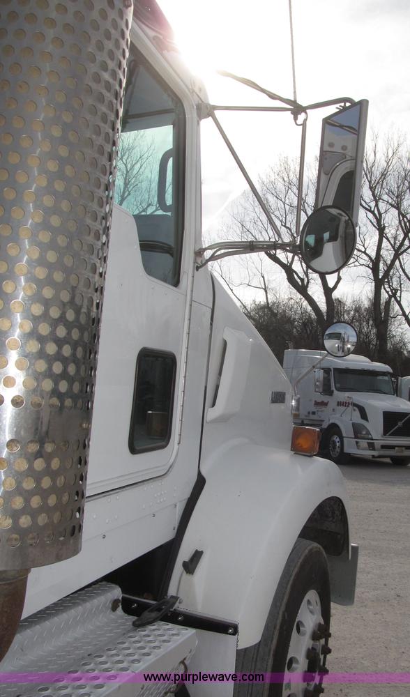 image for item B5481 2007 Kenworth T800 semi truck