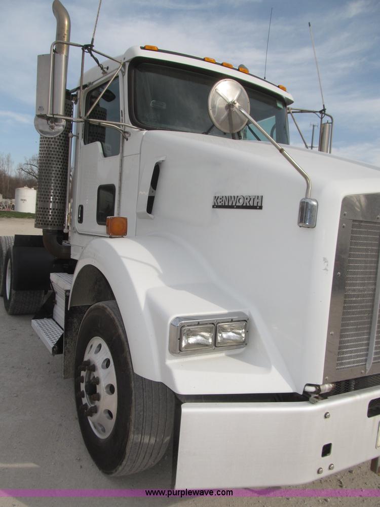 image for item B5481 2007 Kenworth T800 semi truck