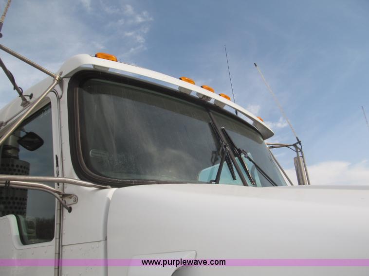 image for item B5481 2007 Kenworth T800 semi truck