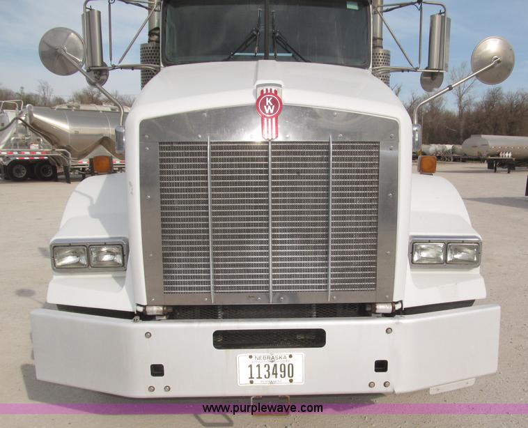 image for item B5481 2007 Kenworth T800 semi truck
