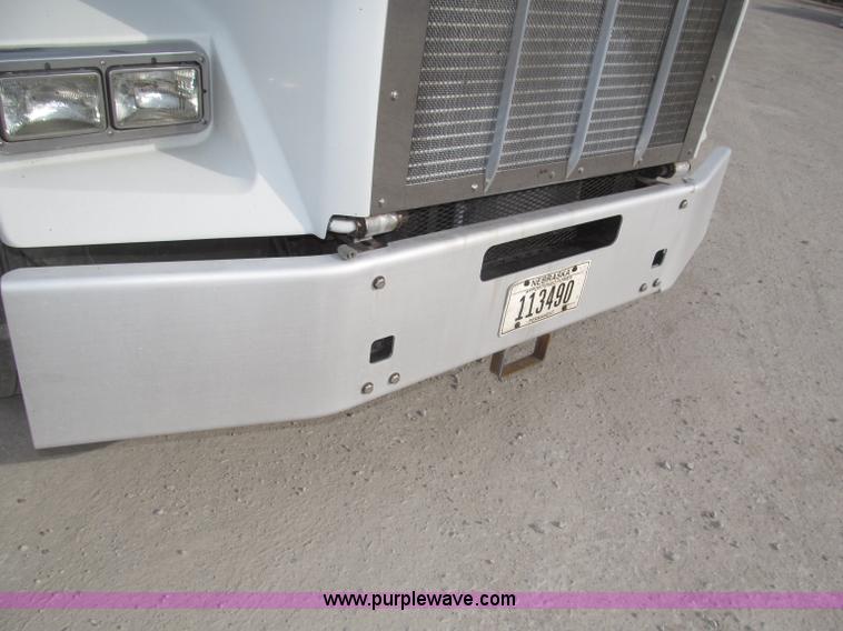 image for item B5481 2007 Kenworth T800 semi truck