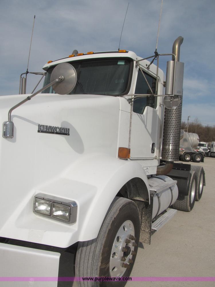image for item B5481 2007 Kenworth T800 semi truck