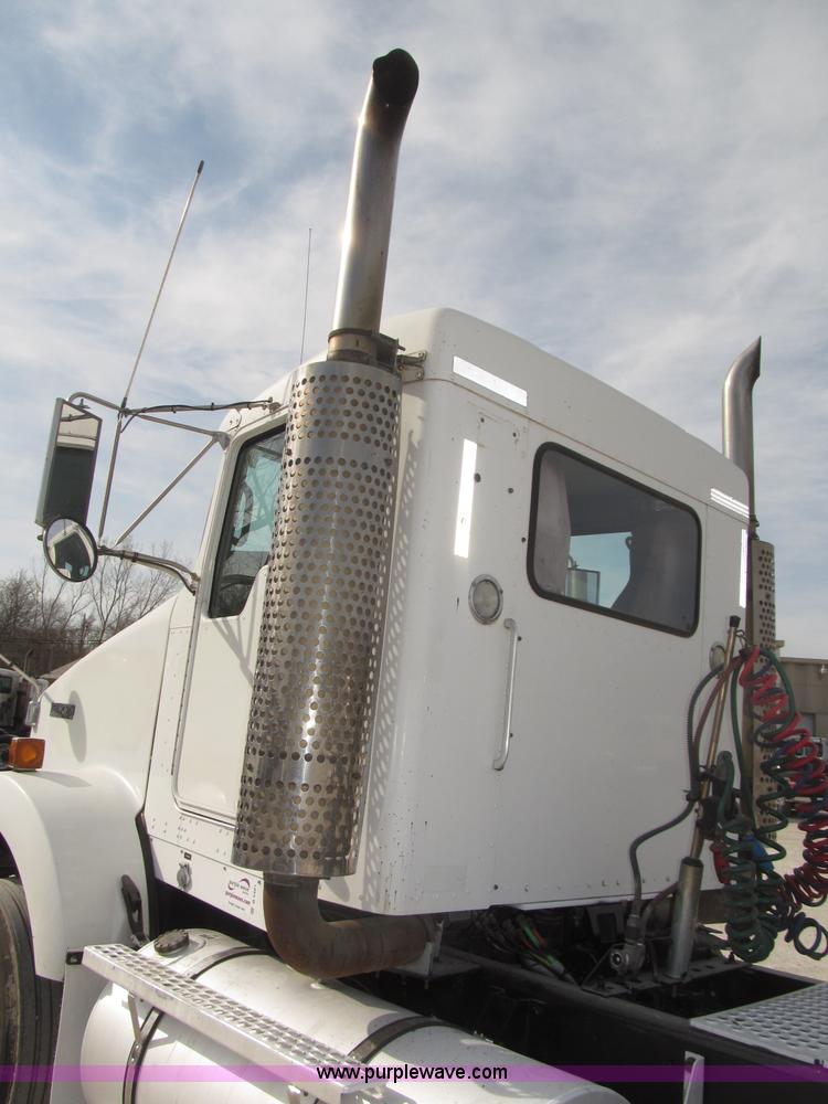 image for item B5481 2007 Kenworth T800 semi truck
