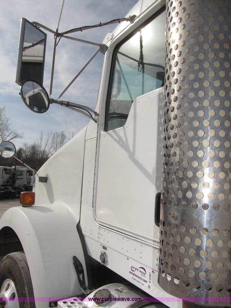 image for item B5481 2007 Kenworth T800 semi truck