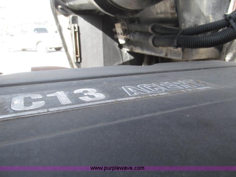 image for item B5481 2007 Kenworth T800 semi truck