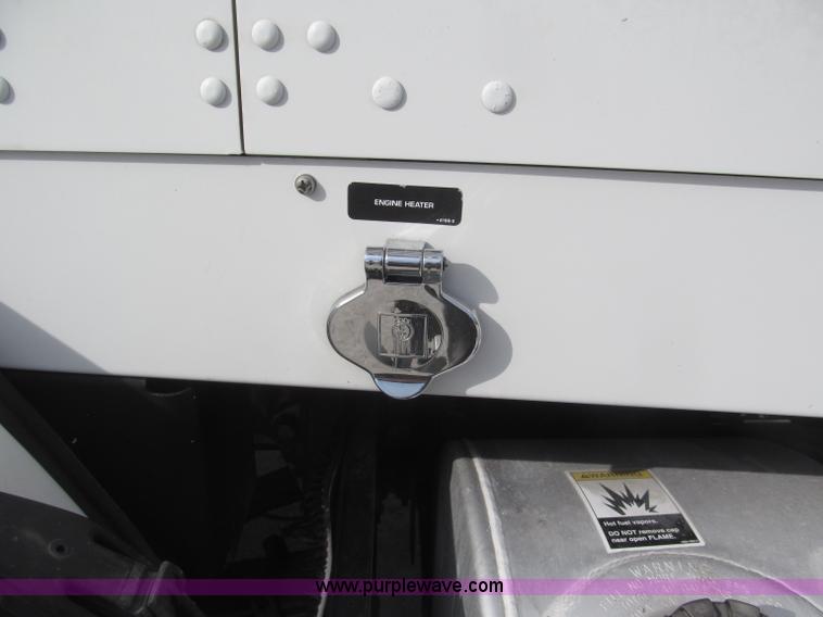 image for item B5481 2007 Kenworth T800 semi truck