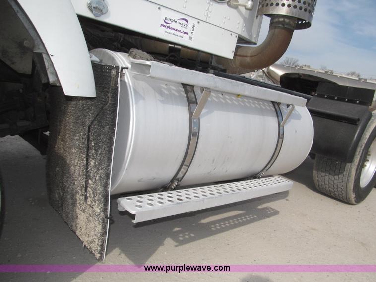 image for item B5481 2007 Kenworth T800 semi truck