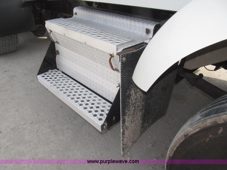 image for item B5481 2007 Kenworth T800 semi truck