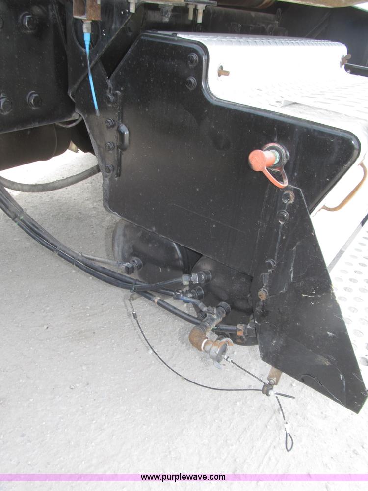 image for item B5481 2007 Kenworth T800 semi truck