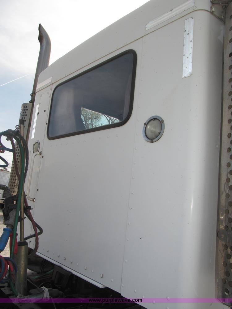 image for item B5481 2007 Kenworth T800 semi truck