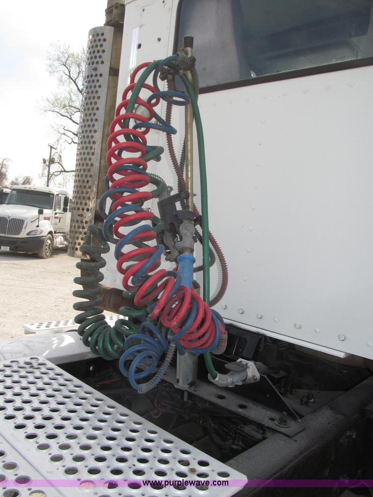 image for item B5481 2007 Kenworth T800 semi truck