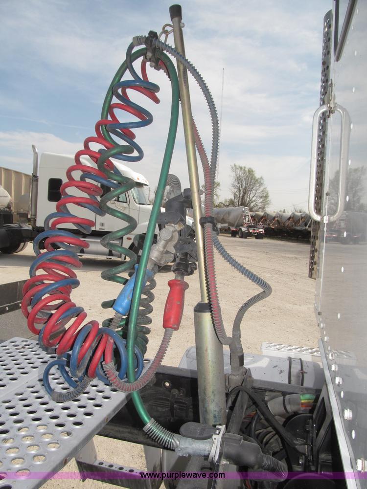 image for item B5481 2007 Kenworth T800 semi truck