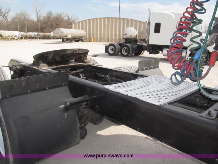 image for item B5481 2007 Kenworth T800 semi truck