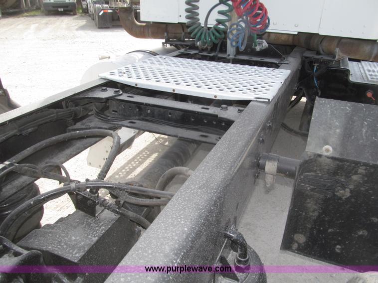 image for item B5481 2007 Kenworth T800 semi truck