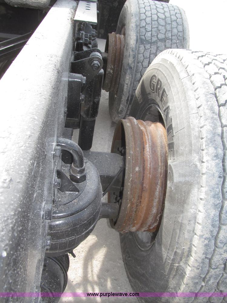 image for item B5481 2007 Kenworth T800 semi truck