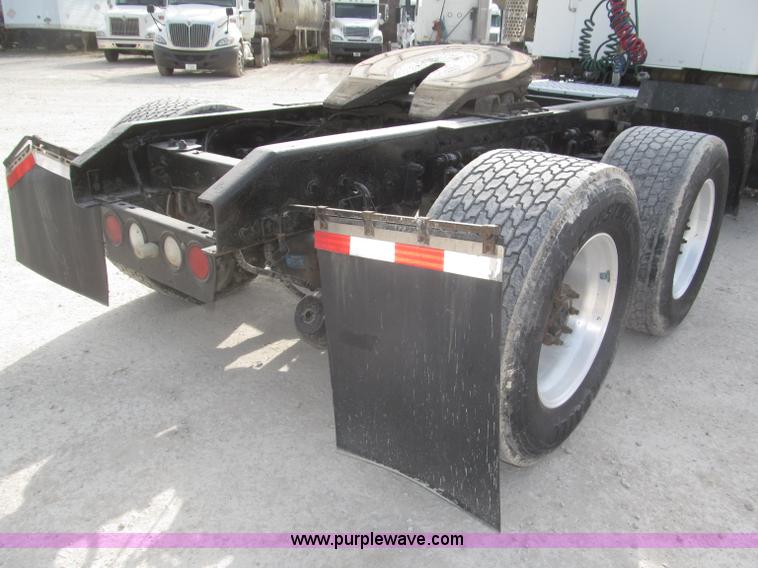 image for item B5481 2007 Kenworth T800 semi truck