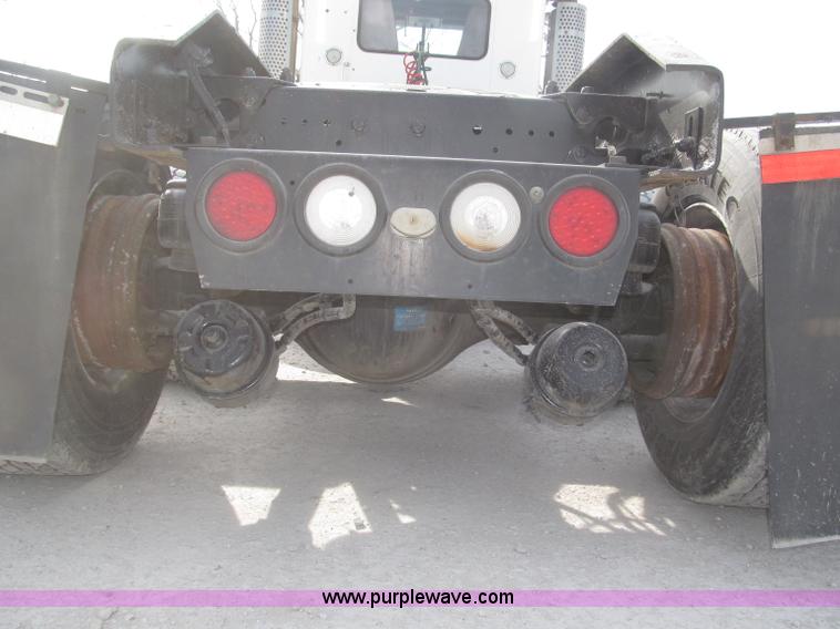 image for item B5481 2007 Kenworth T800 semi truck